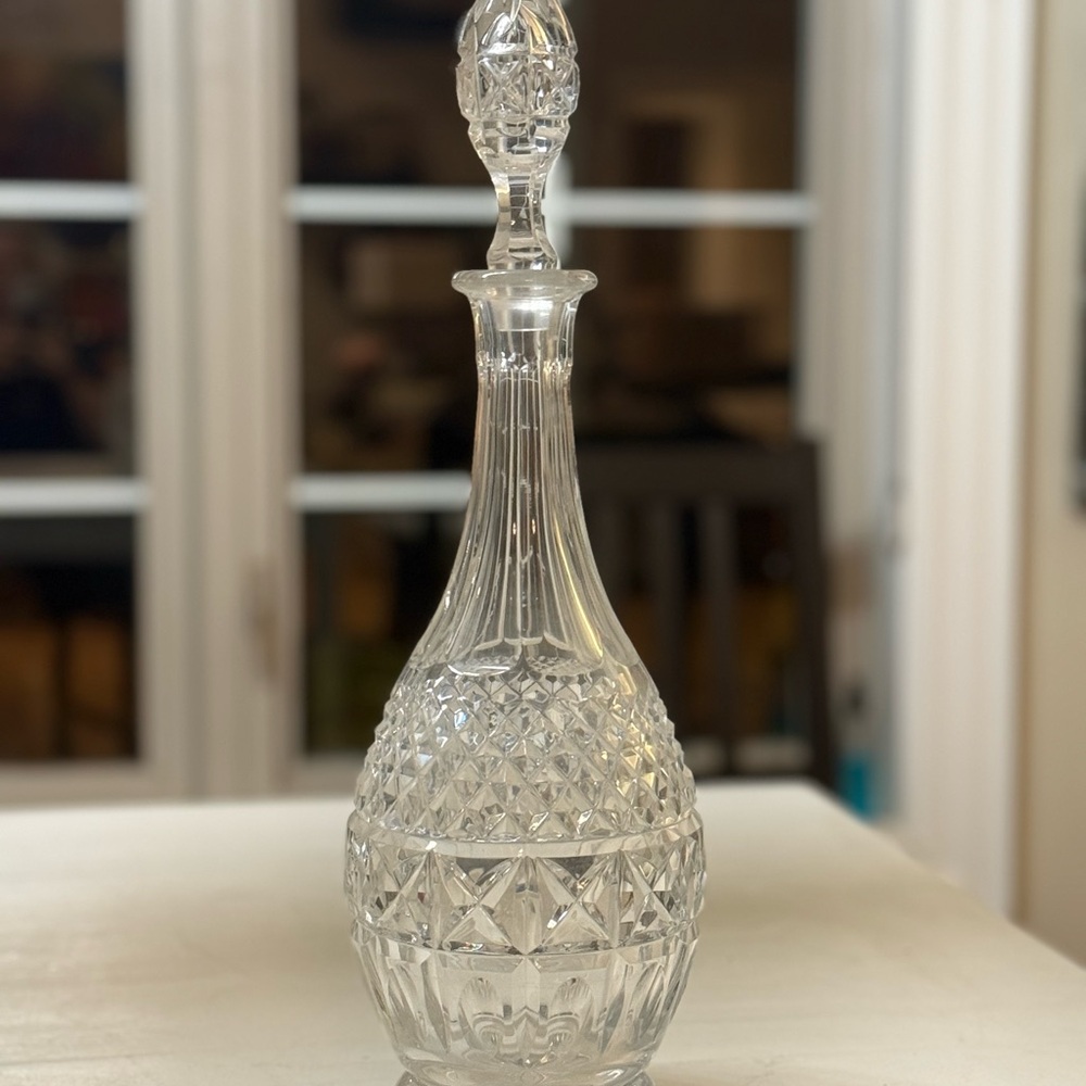 Elegant Crystal Decanter with Stopper